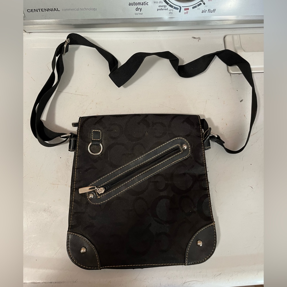 Guess Purse,handbag,satchel Color black Clean lots of room and zippers